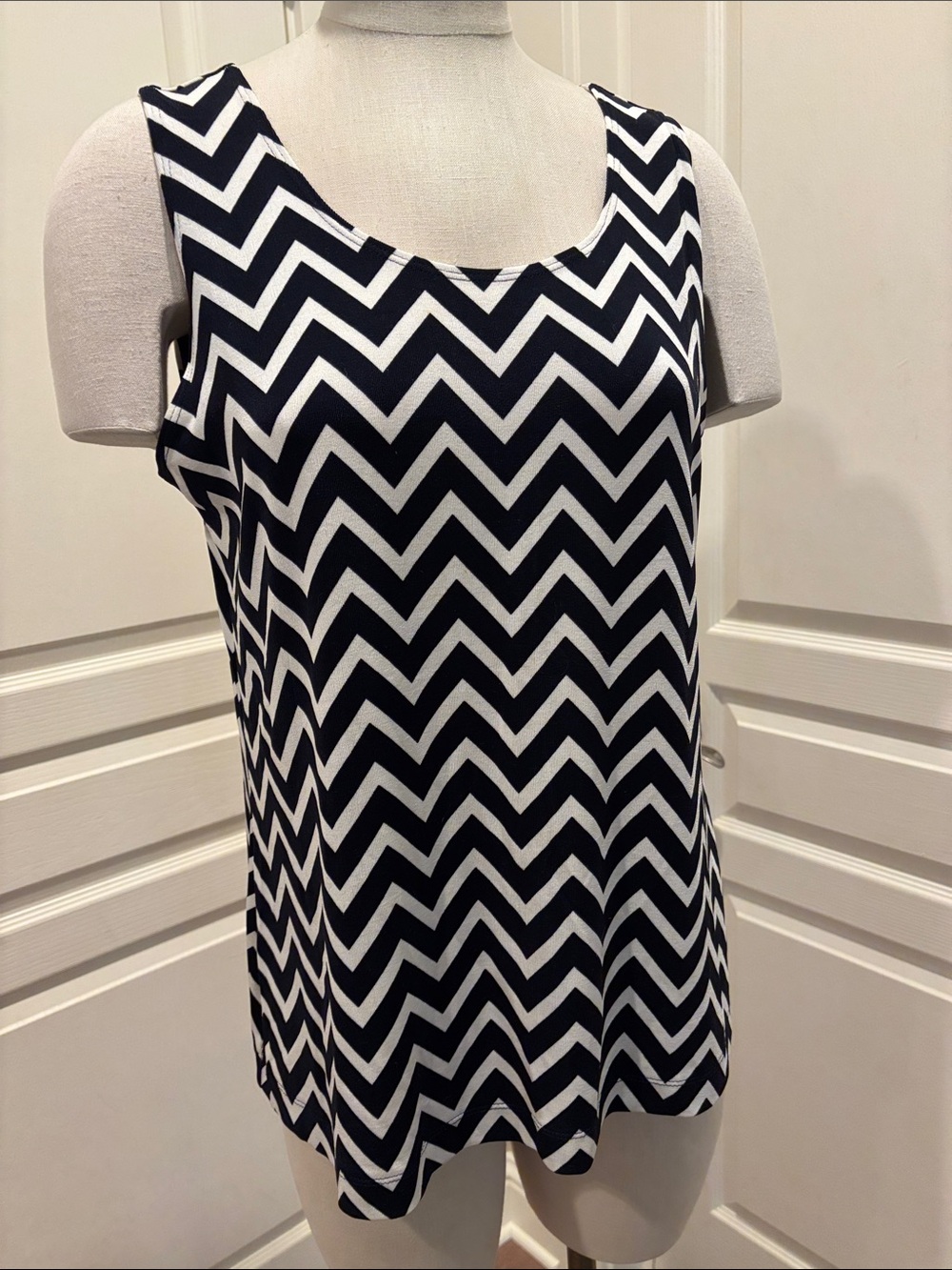 Chevron Scoop Neck Tank Top - Black & White